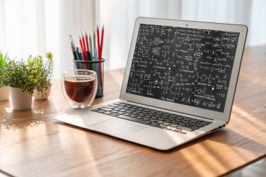 Bilgisayar ekranında bilim ve eğitim kavramını gösteren matematiksel denklemler ve modem formülü