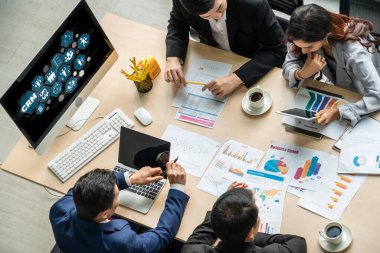 CRM işletme ve işletme için modern bilgisayarda müşteri ilişkileri yönetim sistemi