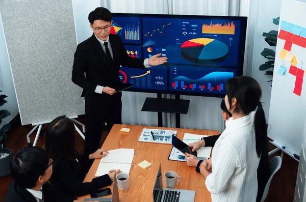 Confidence Asian Businessman Give Presentation Financial Analyzed Business Intelligence Dashboard — Foto de Stock