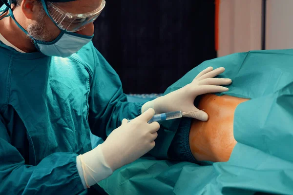 Cirujano Inyectar Anestesia Con Jeringa Paciente Antes Realizar Cirugía Quirófano —  Fotos de Stock