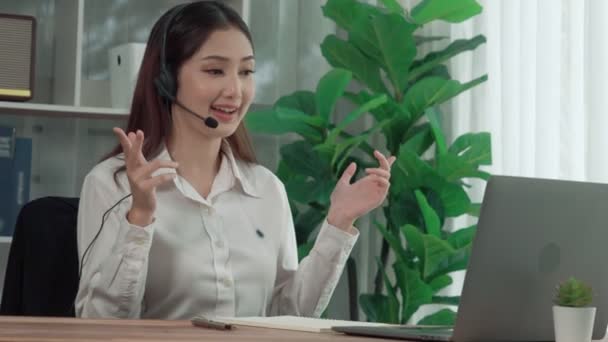 Asiatische Kundenbetreuerin Mit Headset Und Mikrofon Ihrem Schreibtisch Mit Laptop — Stockvideo