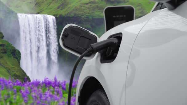Електричний Автомобіль Заряджає Енергію Від Зарядки Станції Природних Пейзажах Водоспаді — стокове відео