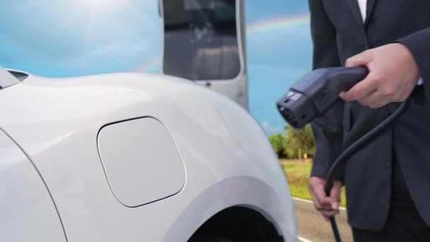 Postępowy Biznesmen Naładować Samochód Elektryczny Stacji Ładowania Jego Podróży Wzgórzu — Wideo stockowe