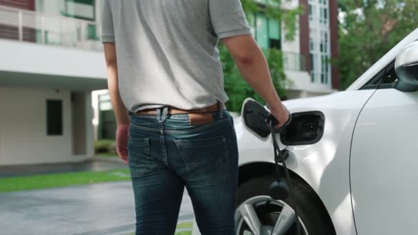 Pria Progresif Memasang Konektor Tenaga Bebas Emisi Baterai Kendaraan Listrik — Stok Video