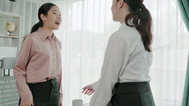 Ofiste başarılı bir iş anlaşması yaptıktan sonra hevesli bir iş kadını tokalaşması. Şirket avukatı ve temsilcisi ile müşteri tokalaşması.