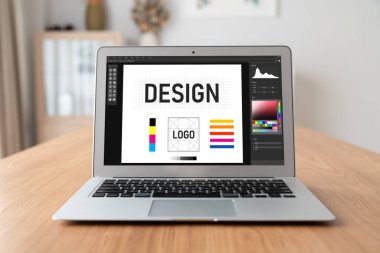 Web sayfasının modern tasarımı ve bilgisayar ekranında gösterilen ticari reklamlar için grafiksel tasarımcı yazılımı