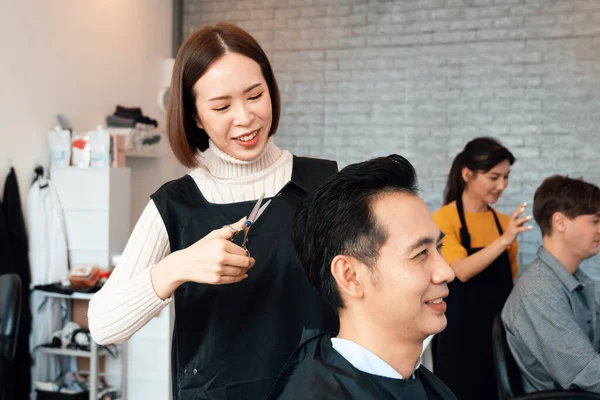 Азійська Жінка Перукарка Робить Зачіску Двох Чоловіків Клієнтів Чоловічою Зачіскою — стокове фото