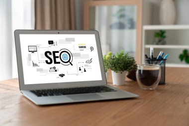 Model e-ticaret için SEO arama motoru optimizasyonu ve bilgisayar ekranında gösterilen çevrimiçi perakende işi