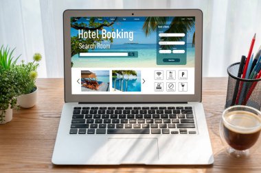 Çevrimiçi otel konaklama rezervasyon sitesi mod rezervasyon sistemi sağlar. Seyahat teknolojisi kavramı .