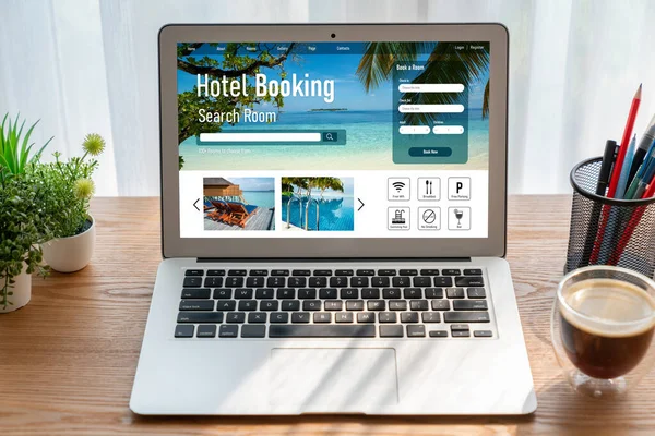 网上酒店订房网站提供时尚预订系统 旅行技术概念 — 图库照片