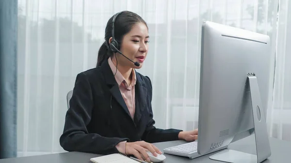Masasında Dizüstü Bilgisayarla Çalışan Kulaklık Mikrofon Takan Asyalı Müşteri Destek — Stok fotoğraf