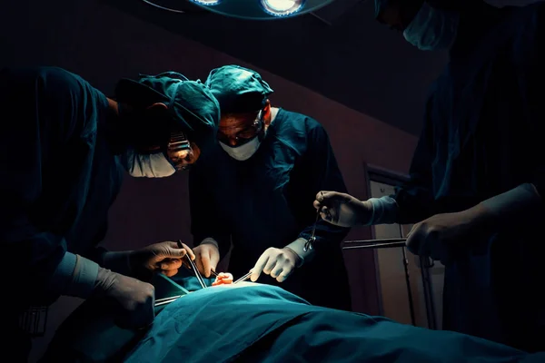 Χειρουργική Ομάδα Εκτελεί Χειρουργική Επέμβαση Ασθενή Αποστειρωμένο Χειρουργείο Ένα Χειρουργείο — Φωτογραφία Αρχείου