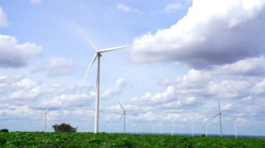 Rüzgarı yenilenebilir enerji kaynağı olarak kullanmanın yenilikçi yolu yeşil tarla veya tepedeki rüzgar türbini çiftliği ile modern yaşam biçimine güç sağlamaktır. Yel değirmeni jeneratörü karbondioksit salınımı olmadan elektrik üretir.