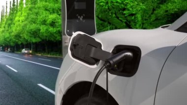 Elektrikli araç konsepti, yeşil çevre için yenilenebilir ve temiz enerjiyle çalışan EV otomobilinin varış noktasına ulaşmadan önce ormandaki şarj istasyonunun enerjisini şarj etmek için durur..