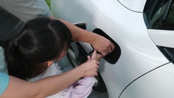 Progressieve Ouders Met Elektrische Auto Thuis Oplaadstation Gelukkige Familie Met — Stockvideo