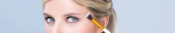 Closeup Beautiful Girl Flawless Applying Alluring Eye Shadow Makeup Eyeliner — Stok fotoğraf