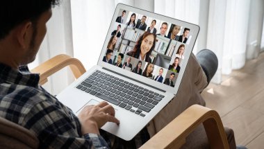 İş dünyasından iş adamlarının modern sanal grup toplantısı için video konferansındaki iş adamları