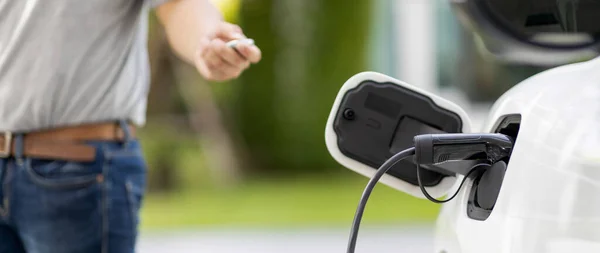 Focus Recharging Electric Vehicle Outdoor Charging Station Blurred Background Man — Foto Stock