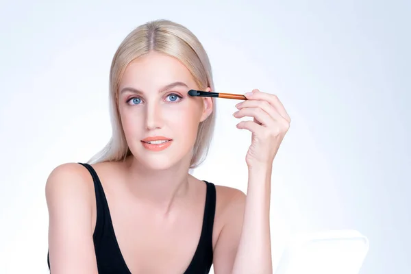 Beautiful Personable Girl Flawless Applying Eye Shadow Makeup Eyeliner Brush — 스톡 사진