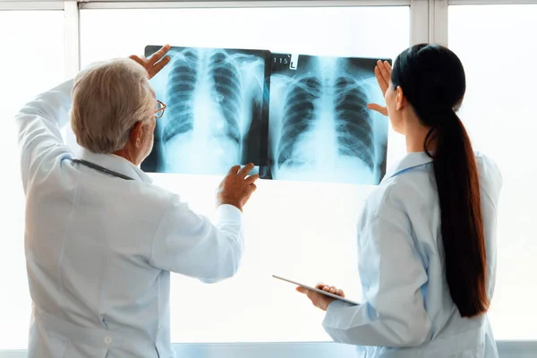 Una Sala Estéril Del Hospital Dos Radiografos Profesionales Sostienen Examinan — Foto de Stock