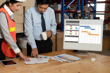 Ekip projesinin zaman çizelgesini gösteren bilgisayar ekranında, modern iş projesi yönetimi için proje planlama yazılımı