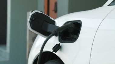Ev şarj istasyonu, elektronik araç için sürdürülebilir, yenilenebilir enerji kaynağı, modern modern yaşam tarzı için evdeki EV arabaları sağlıyor. Çevre dostu melez elektro ve petrol aracı bataryası.