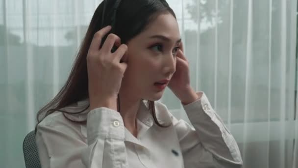 Genç Hevesli Bayan Operatör Kulaklığı Taktı Kameraya Baktı Hemen Çalışmaya — Stok video