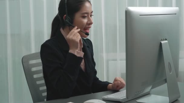 Operator Dukungan Pelanggan Asia Mengenakan Headset Dan Mikrofon Yang Bekerja — Stok Video