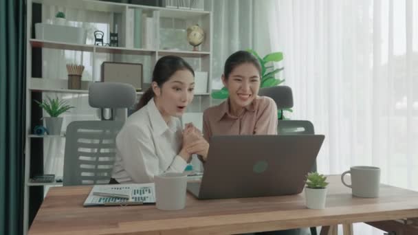 Hevesli Ofis Çalışanları Ofis Işyerindeki Başarılarını Kutluyorlar Bilgisayarlı Bir Masada — Stok video