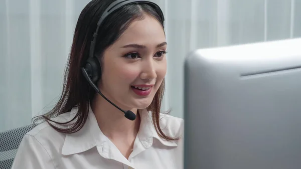 Masasında Dizüstü Bilgisayarla Çalışan Kulaklık Mikrofon Takan Asyalı Müşteri Destek — Stok fotoğraf