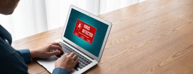 Bilgisayar ekranındaki virüs uyarısı mobil siber tehdit, hacker, bilgisayar virüsü ve kötü amaçlı yazılım tespit edildi