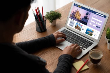 Model arama ve seyahat planlama için internet sitesi uçuş, otel ve tur rezervasyonları için anlaşma ve paket sunuyor