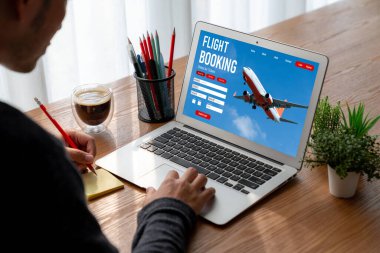 Online uçuş rezervasyon sitesi mod rezervasyon sistemi sağlar. Seyahat teknolojisi kavramı .