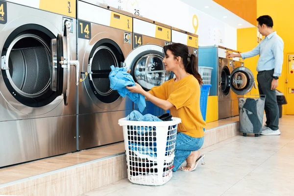 公共の部屋で洗濯機を使って洗濯をしているアジア人 公共の部屋でセルフサービスの商業用洗濯乾燥機の概念 — ストック写真