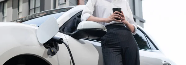 Closeup Progressive Suit Clad Businesswoman Her Electric Vehicle Recharge Her — 图库照片