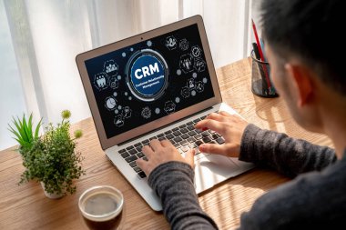 CRM işletme ve işletme için modern bilgisayarda müşteri ilişkileri yönetim sistemi