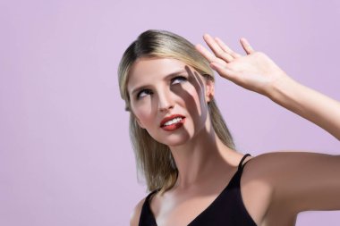 Mükemmel ciltli ve yumuşak ciltli genç sarışın kadın cilt bakımı için pembe izole edilmiş güneş ışığıyla yüzünü parlak güneş ışığından koruyor..