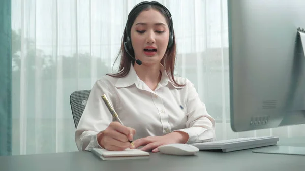 亚洲客户支持操作员戴着耳机和话筒 带着笔记本电脑在她的办公桌前工作 热心的女员工提供客户服务 支持呼叫中心代理帮助客户 — 图库照片