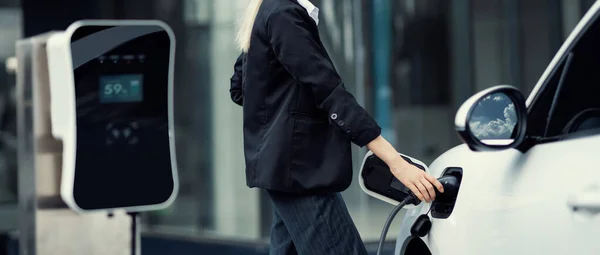 Closeup Progressive Suit Clad Businesswoman Her Electric Vehicle Recharge Her — Φωτογραφία Αρχείου