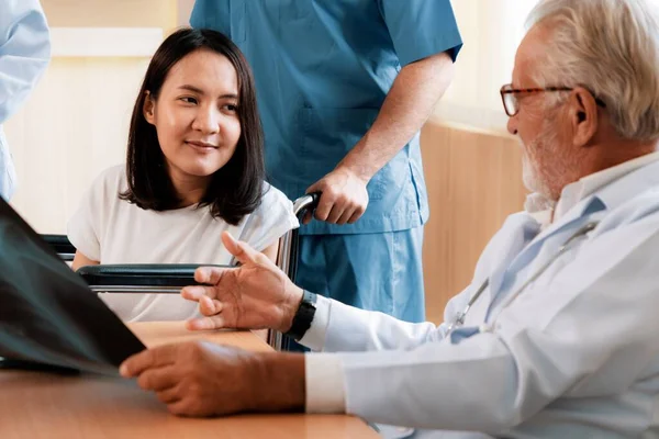 Young Adult Patient Wheelchair Accompanied Male Nurse Discusses Her Health — Stock Photo, Image
