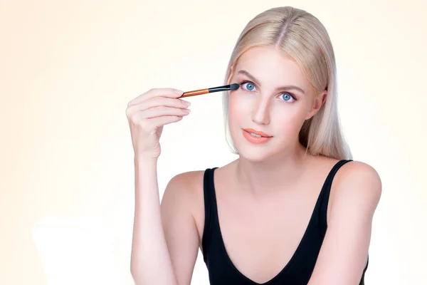 Beautiful Personable Girl Flawless Applying Eye Shadow Makeup Eyeliner Brush — 스톡 사진