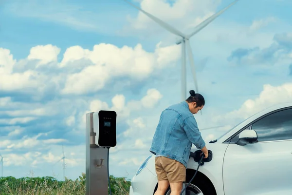 Homem Progressivo Com Seu Carro Elétrico Carro Recarregando Energia Estação — Fotografia de Stock