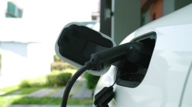 Ev şarj istasyonu, elektronik araç için sürdürülebilir, yenilenebilir enerji kaynağı, modern modern yaşam tarzı için evdeki EV arabaları sağlıyor. Çevre dostu melez elektro ve petrol aracı bataryası.