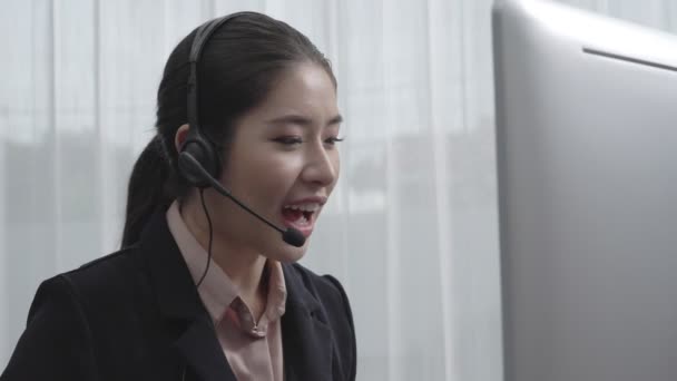Asiatisk Kundsupport Operatör Bär Headset Och Mikrofon Arbetar Vid Sitt — Stockvideo
