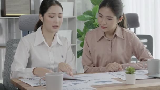 Dvě Mladé Nadšené Podnikatelky Pracující Společně Kancelářských Prostorách Mladí Kolegové — Stock video