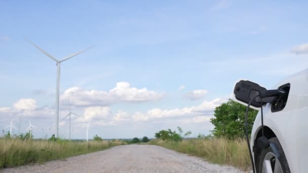 利用风力涡轮机提供绿色和可再生能源的充电站为电动汽车充电 以保护环境 — 图库视频影像
