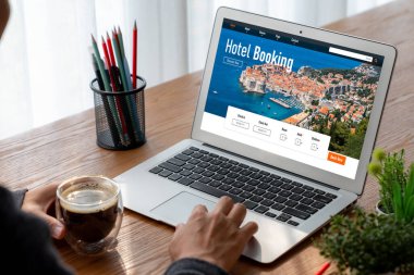Çevrimiçi otel konaklama rezervasyon sitesi mod rezervasyon sistemi sağlar. Seyahat teknolojisi kavramı .