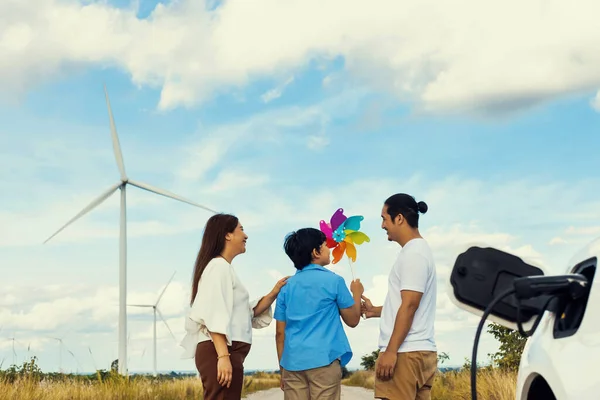 Concept Progressive Happy Family Holding Windmill Toy Relax Wind Farm — Foto Stock