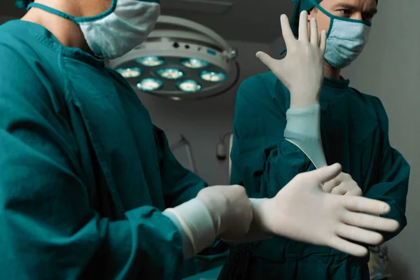 Chirurgien Mettre Des Gants Stériles Chirurgicaux Protecteurs Masque Comme Préparation — Photo