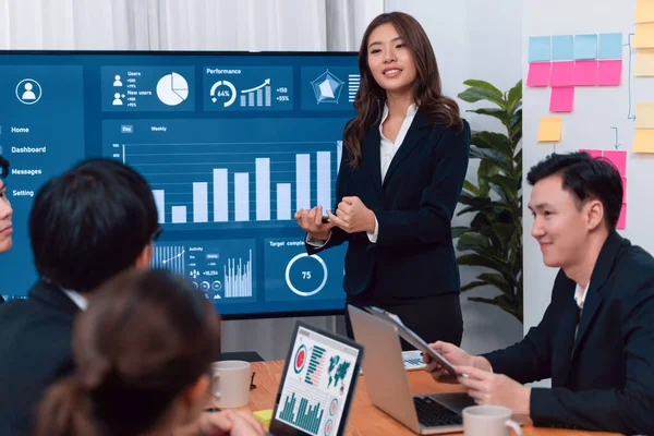 Confidence Young Asian Businesswoman Give Presentation Financial Business Strategy Dashboard — Foto de Stock